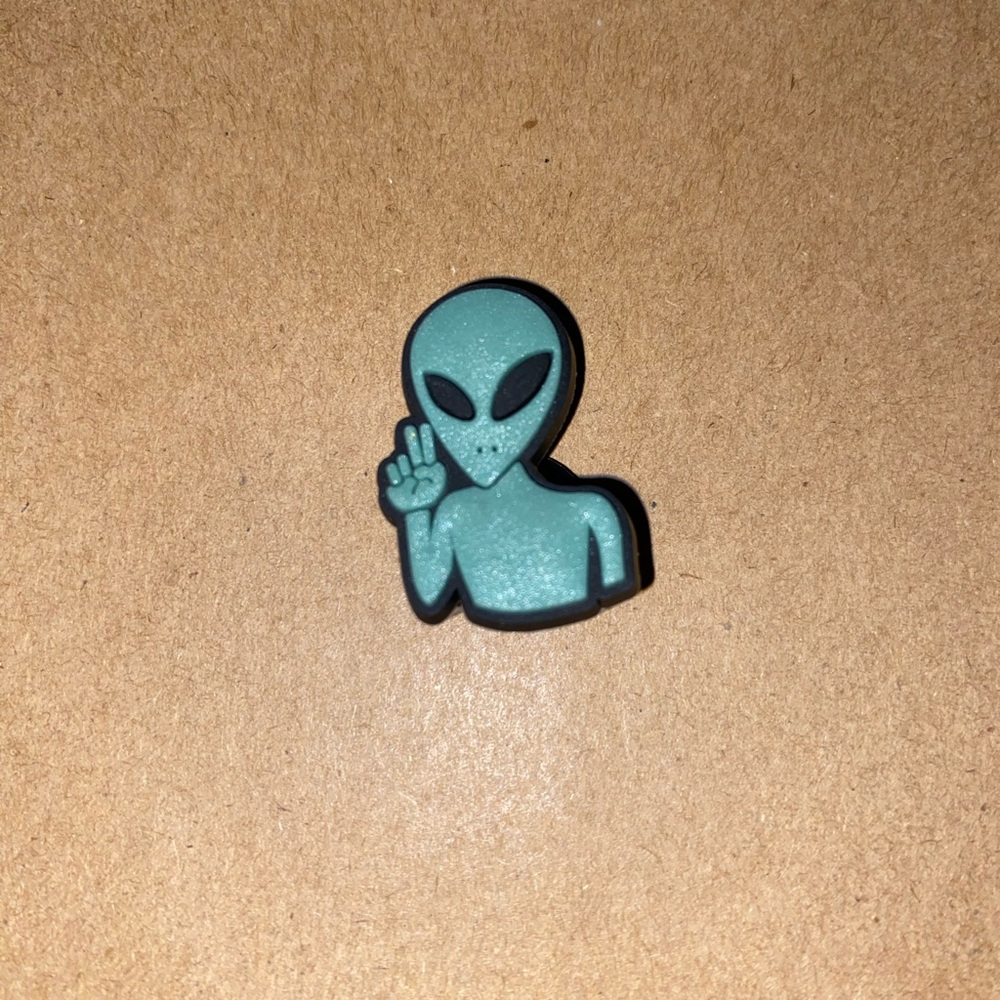🐊6/$12🐊 Peace Alien Croc Charm